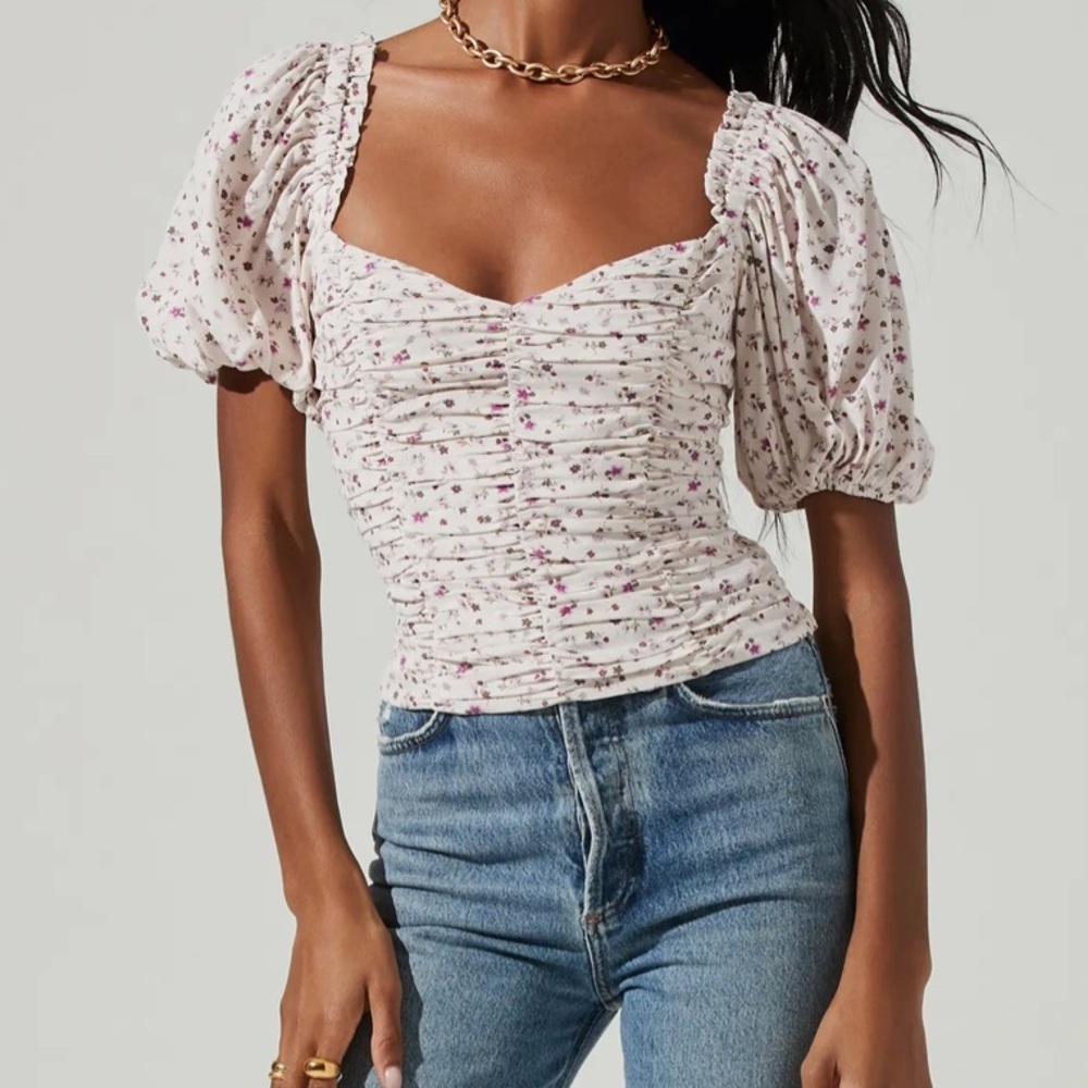 ASTR The Label Floral Ruched Puff Sleeve Top in Cream Lavender Ditsy Medium - Picture 3 of 10